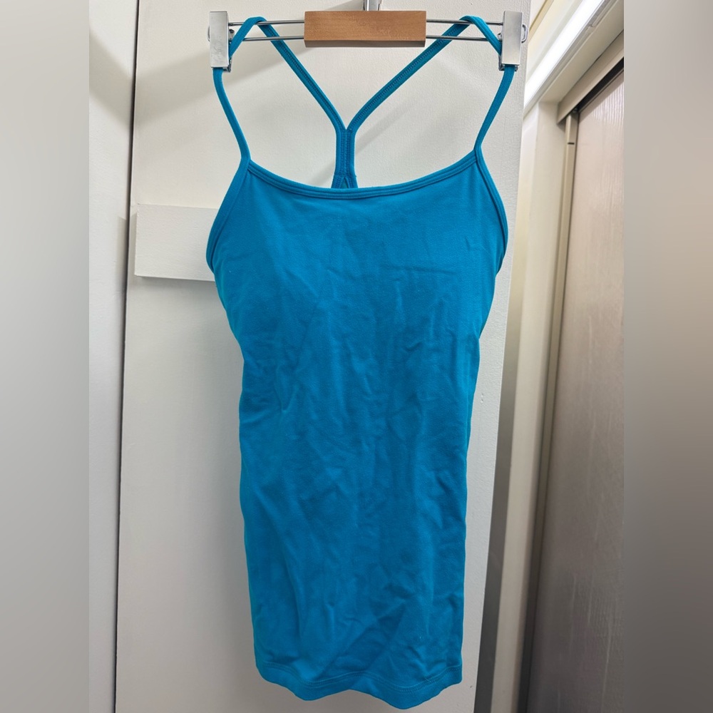 Size 4 women’s lululemon classic tank. Vibrant blue in good condition.